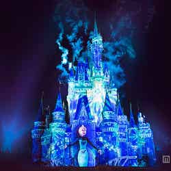 「ワンス・アポン・ア・タイム～スペシャルウィンターエディション～」公演期間延長決定／エルサのシーン（C）Disney【モデルプレス】
