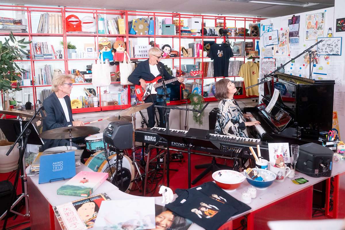 矢野顕子、世界的ミュージシャンとのトリオで魅せる「tiny desk」 50周年迎えても変わらぬ音楽への情熱と原点