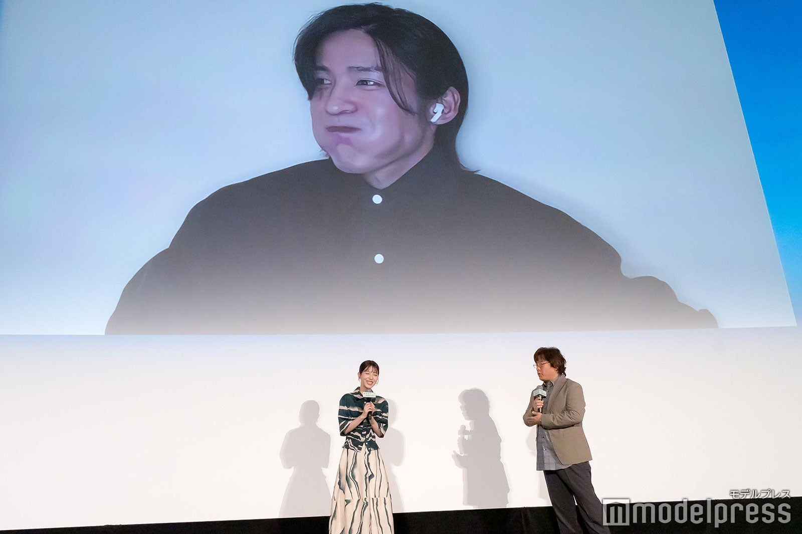 浜辺美波、三木孝浩監督、リモート参加の目黒蓮（C）モデルプレス
