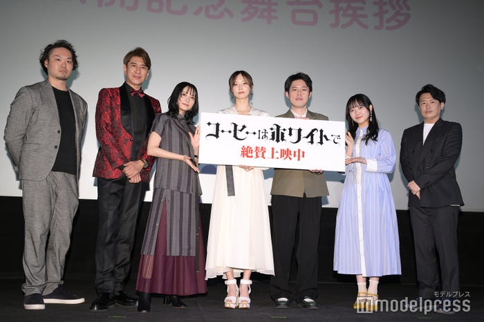 (左から)鈴木プロデューサー、川崎麻世、桃月なしこ、加藤小夏、好井まさお、石田千穂、岡山一尋監督(C)モデルプレス