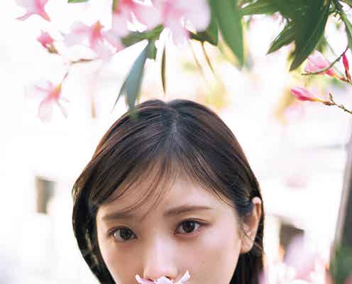 乃木坂46与田祐希、自然体な表情で魅了「週刊FLASH」表紙登場