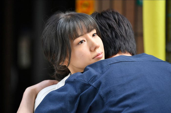 仲里依紗、鈴木伸之/「あなたのことはそれほど」第2話より(画像提供:TBS)