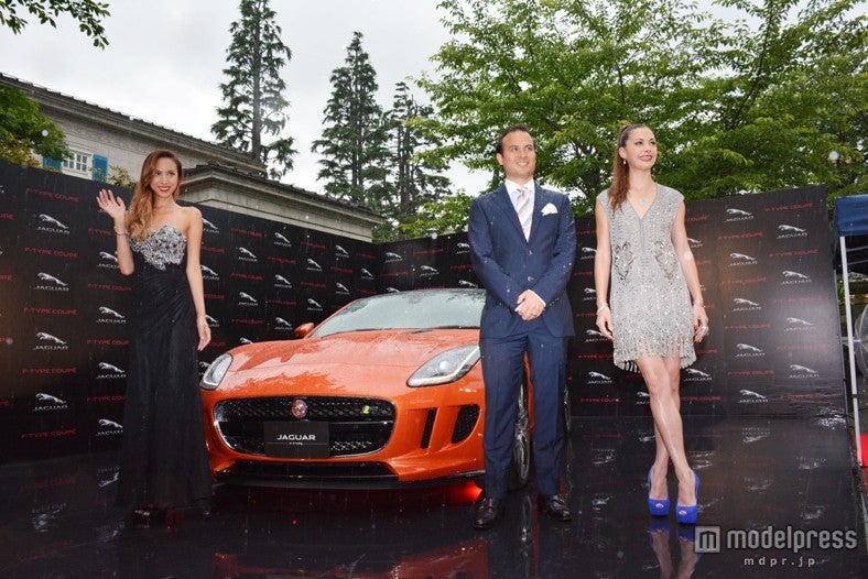 野外でのフォトセッションの様子