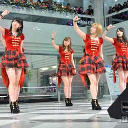 新曲「この街」を披露する℃-ute