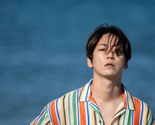 亀梨和也「事故物件ゾク 恐い間取り」本人役で出演 Snow Man渡辺翔太と“熱烈ハグ”メイキングショットも解禁