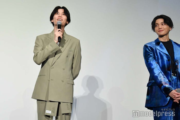 萩原利久を見つめる八木勇征 (C)モデルプレス