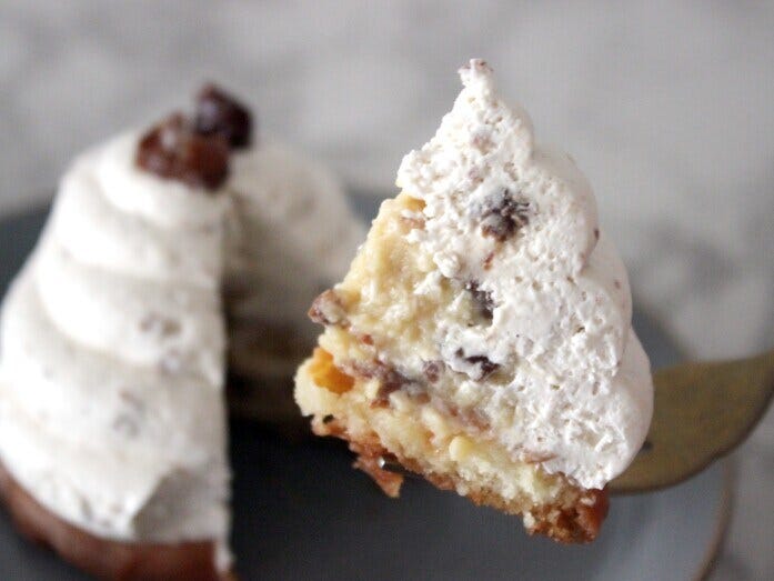 クリームも生地もやわらかく、食感よりもラムの香りを楽しむ仕立て