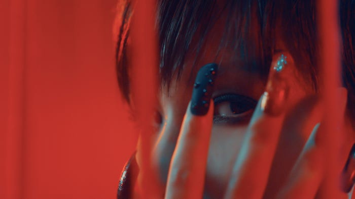 目元は広めにダークな色 (提供画像)