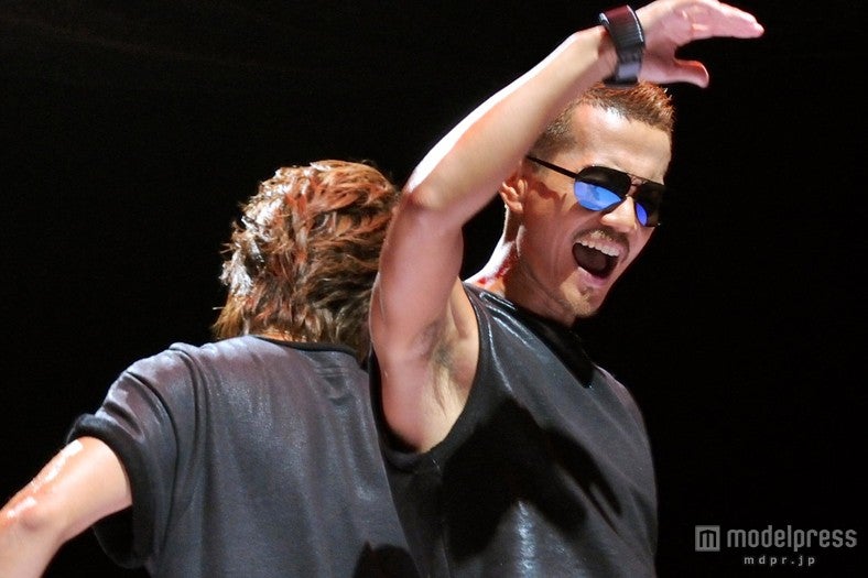 「コカ・コーラ・ゼロ」の新CM（9月3日よりオンエア）の撮影を行ったEXILE・TAKAHIRO（左）とATSUSHI（右）／メイキングカット