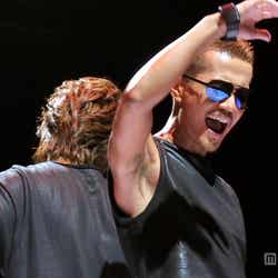 「コカ・コーラ・ゼロ」の新CM(9月3日よりオンエア)の撮影を行ったEXILE・TAKAHIRO(左)とATSUSHI(右)/メイキングカット