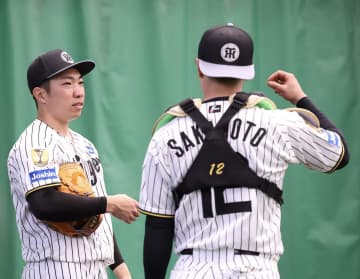 阪神・石井と坂本が初めてピッチコム使いブルペン入り WBC仕様のサイン交換を終え約15分話し込む