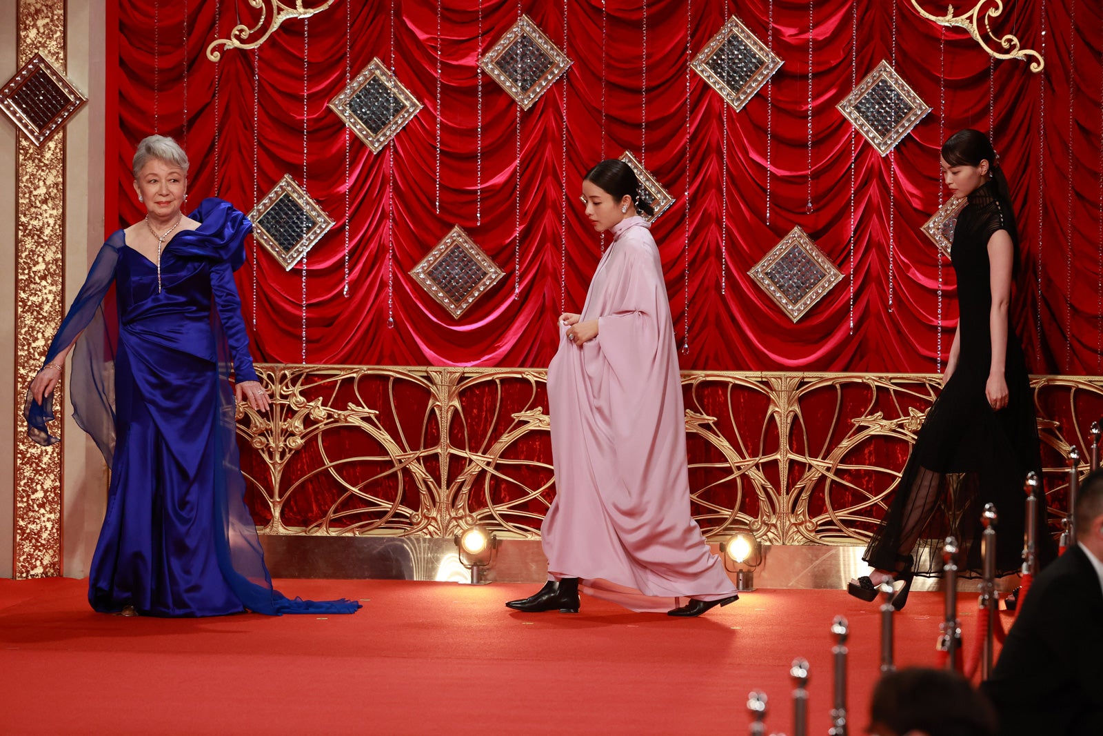 草笛光子、石原さとみ、西野七瀬（C）東京写真記者協会