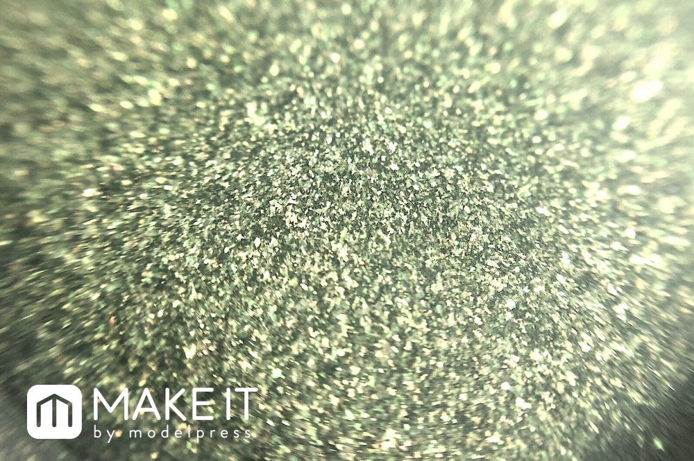 濡れたような光を放つ単色アイシャドウ (C)メイクイット