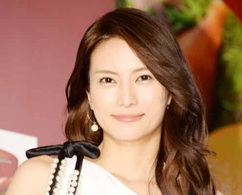 柴咲コウ、ラグジュアリー感漂うミニドレスで美脚披露