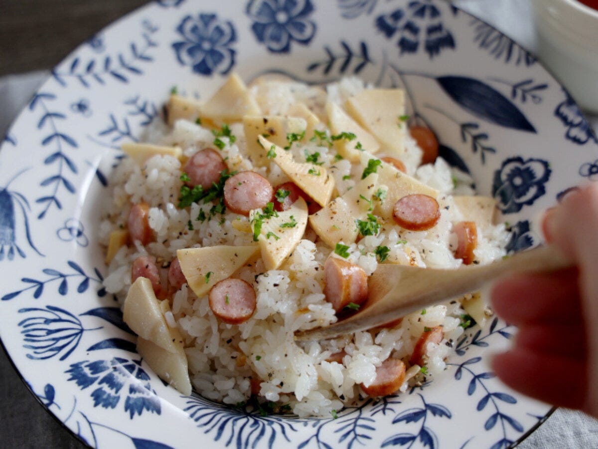 木のスプーンですくったたけのことソーセージの白だしピラフ