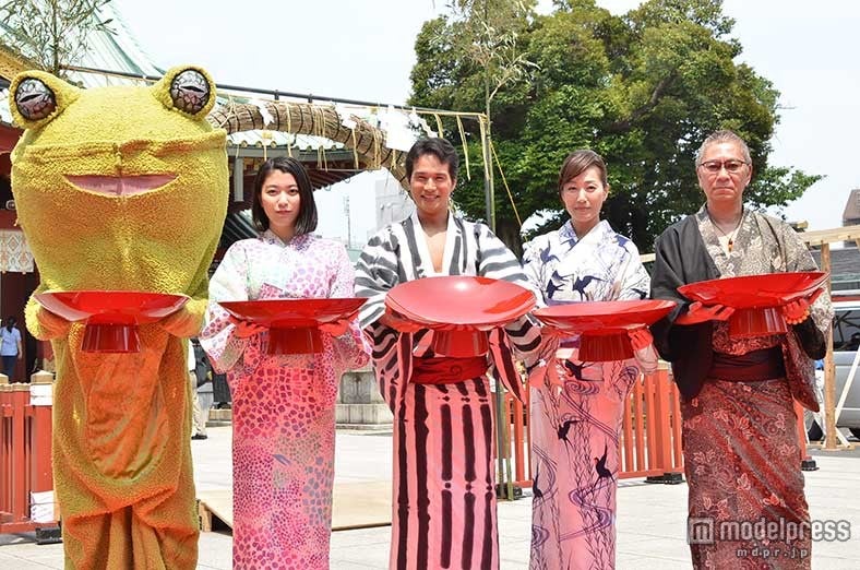 （左から）KAERUくん、成海璃子、市原隼人、高島礼子、三池崇史監督