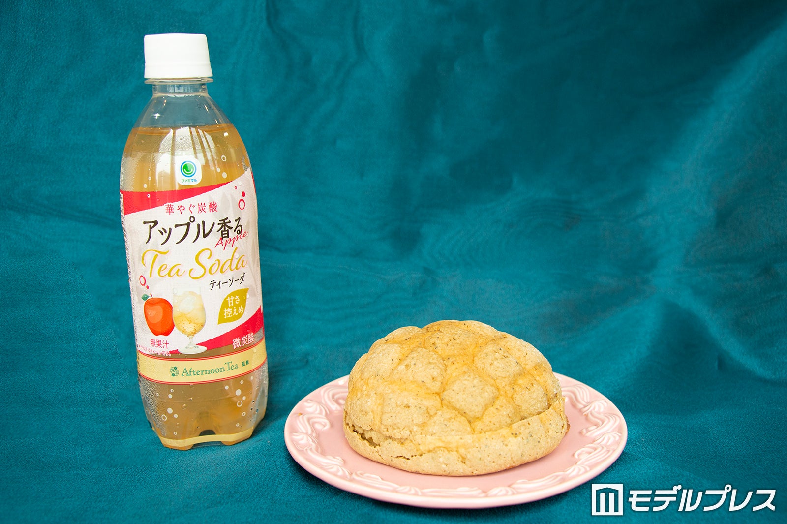 (左から)「Afternoon Tea監修 アップル香るティーソーダ」「Afternoon Tea監修 アールグレイメロンパン」（C）モデルプレス
