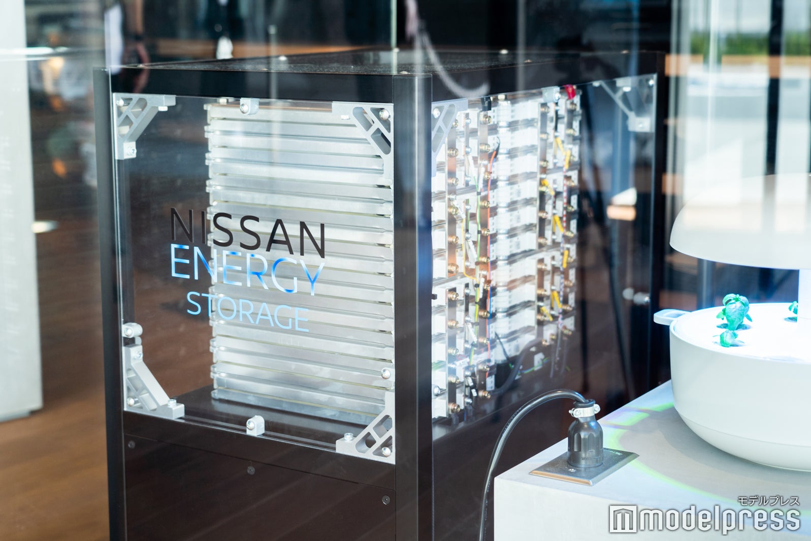 カフェ内には日産リーフのバッテリー（C）モデルプレス
