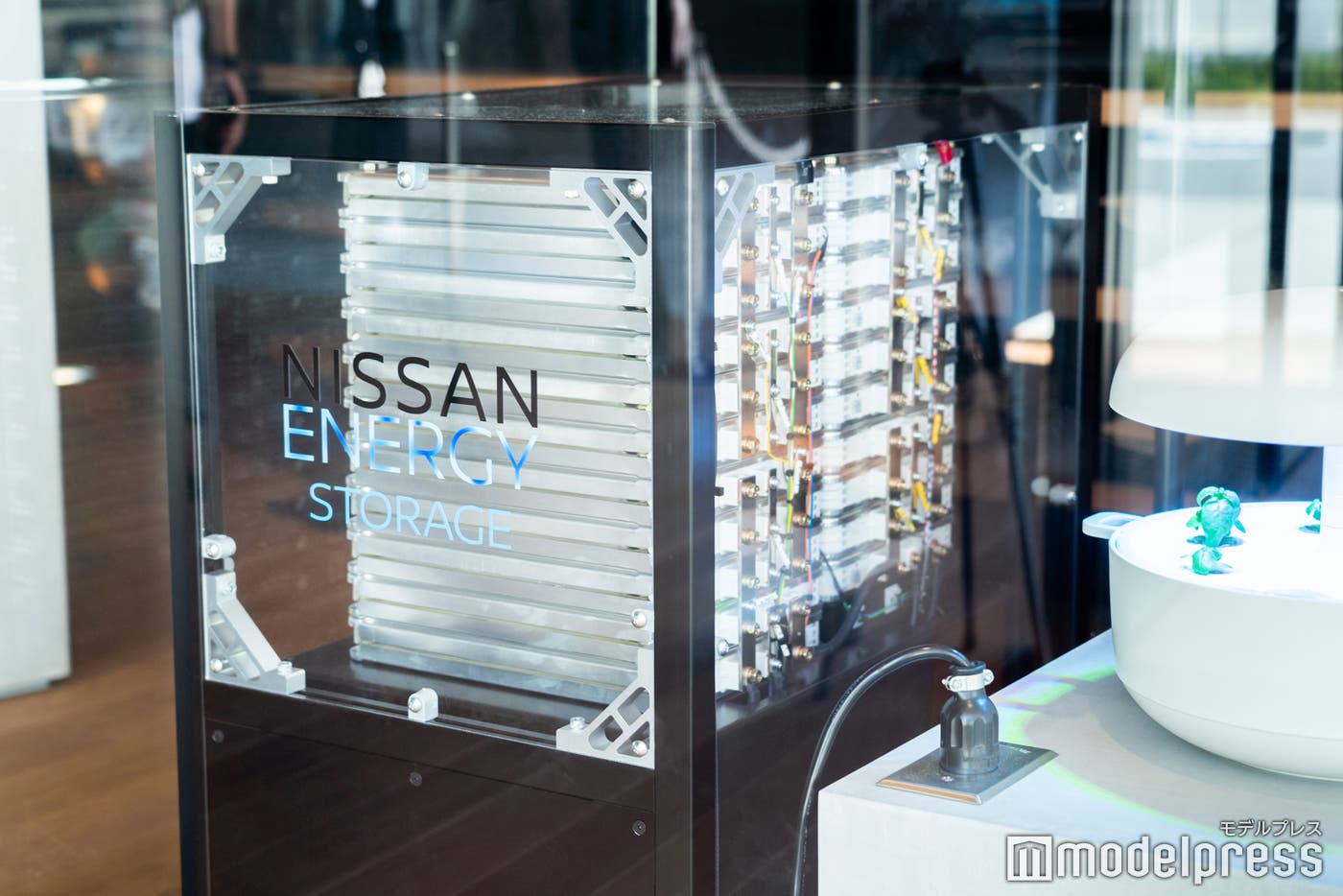 カフェ内には日産リーフのバッテリー(C)モデルプレス