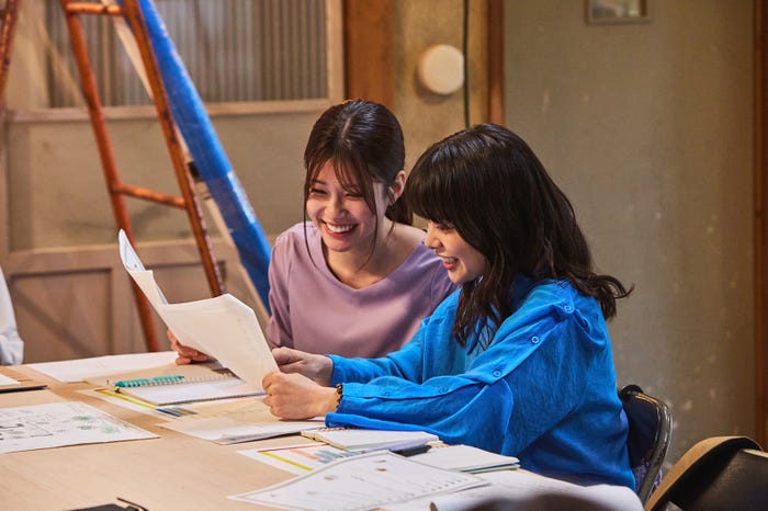 生見愛瑠、岸井ゆきの「日曜の夜ぐらいは…」第8話より(C)ABCテレビ