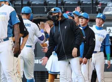 日本ハム・新庄監督 昨季まで在籍の巨人外野手のプレーに言及「捕れましたけどね」 屋根が開いた影響も？「影ができるんで。っていうところはフォローしておきます」