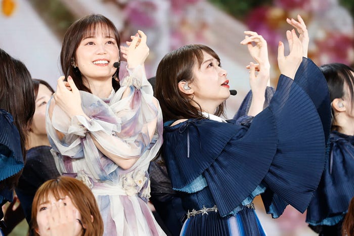 生田絵梨花、秋元真夏「乃木坂4610th YEAR BIRTHDAY LIVE」より(提供写真)