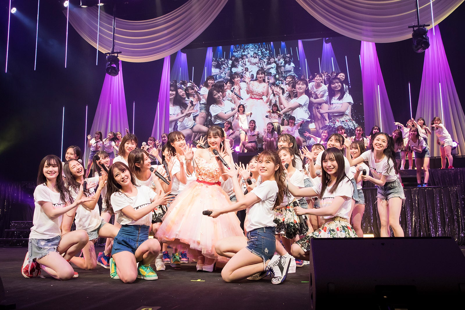 山本彩加を囲むNMB48 （C）NMB48