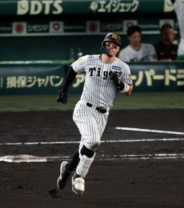 阪神・佐藤輝明が衝撃の38号2ラン 弾丸ライナーで右翼席へ運ぶ 甲子園大歓声