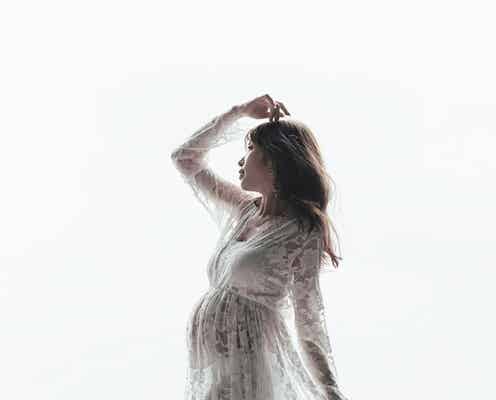 第1子妊娠中の舟山久美子、お腹ふっくらマタニティフォト公開