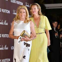 ケイト・モス(右)、カトリーヌ・ドヌーヴ(左)