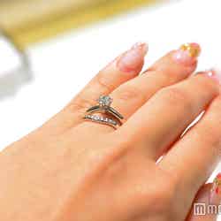 婚約指輪と結婚指輪を重ねづけ（C）モデルプレス