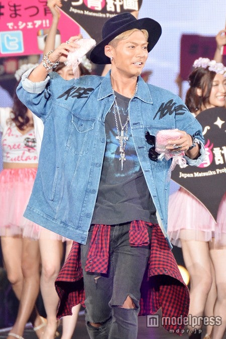 EXILE・SHOKICHI、写真撮影OKステージにサプライズ登場　TGCで照れる