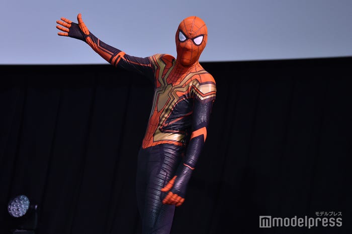 SixTONESを引き立たせるスパイダーマン(C)モデルプレス