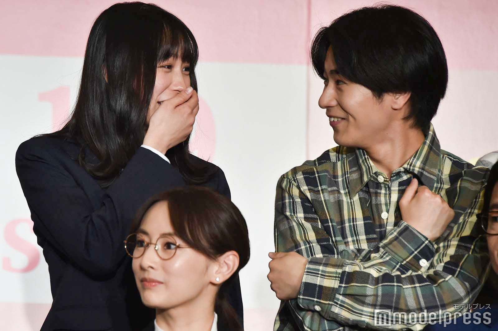 前田旺志郎の手を振りすぎたアピールに笑ってしまう南沙良 （C）モデルプレス