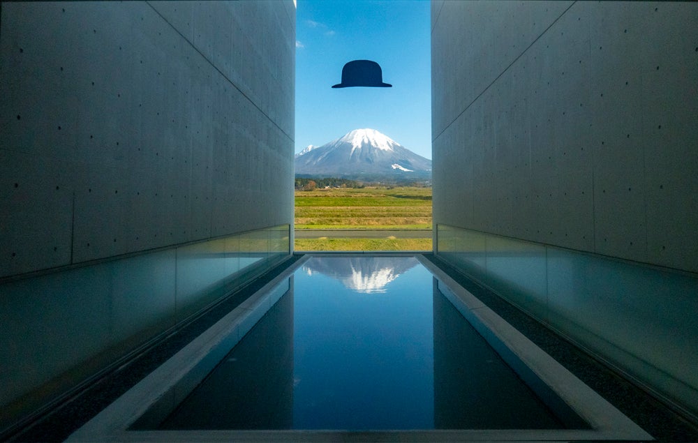 2つの大山が映る幻想的なこのフォトスポットは、建築家･高松伸による設計。（提供画像）