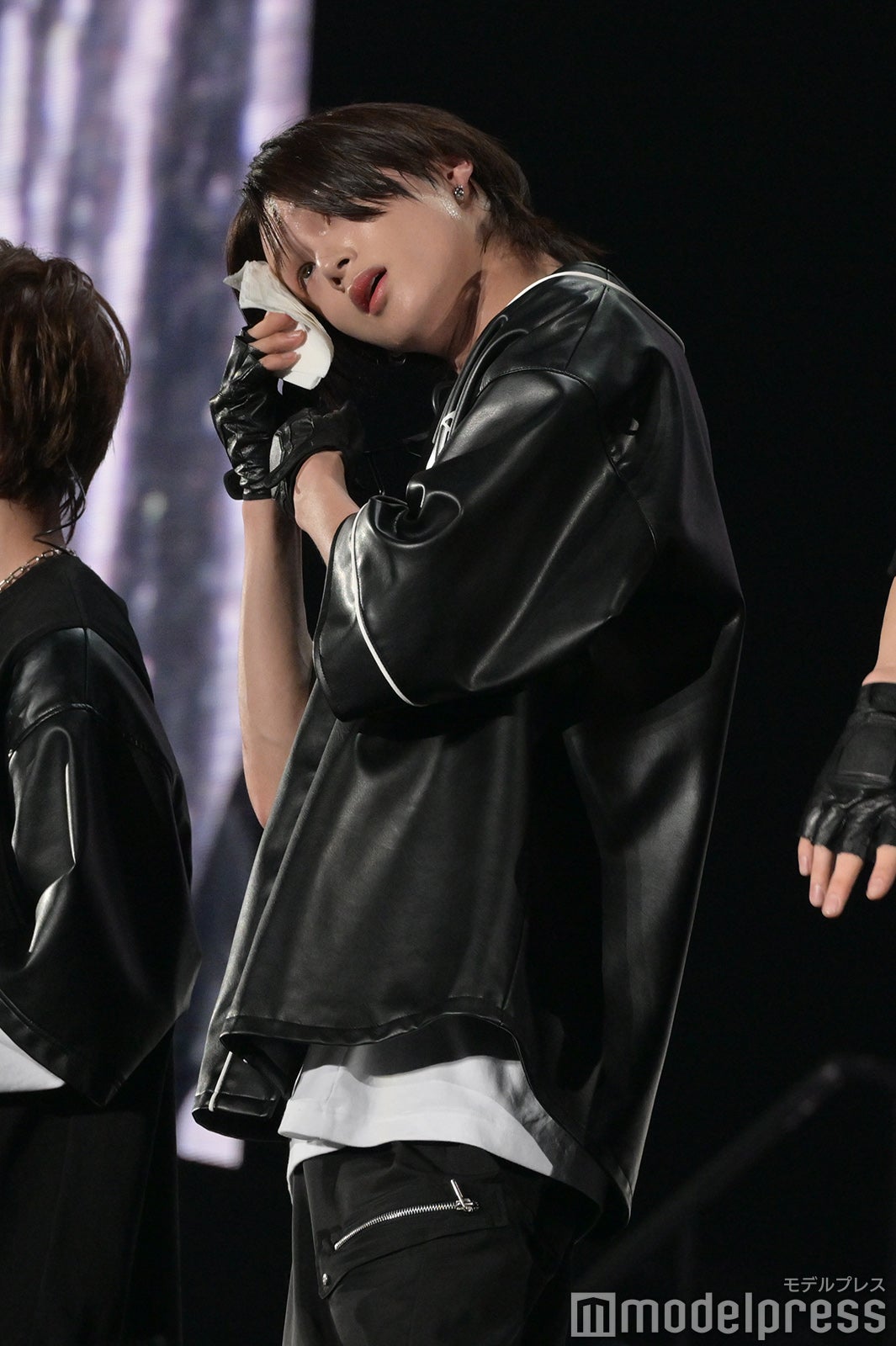 汗を拭く姿も様になるK「BEAT AX」&TEAM（C）モデルプレス