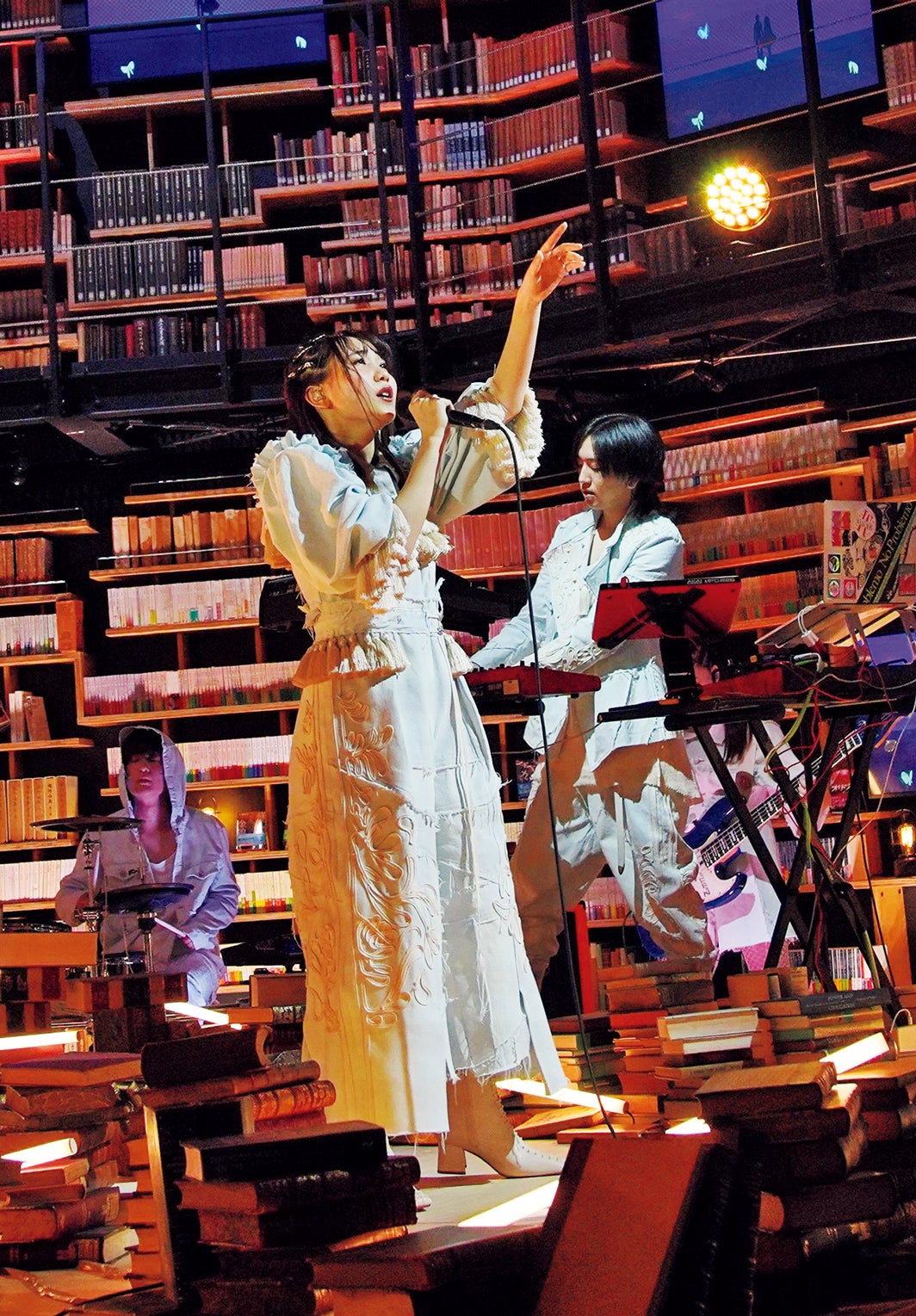 YOASOBI（C）Photo：takamomo