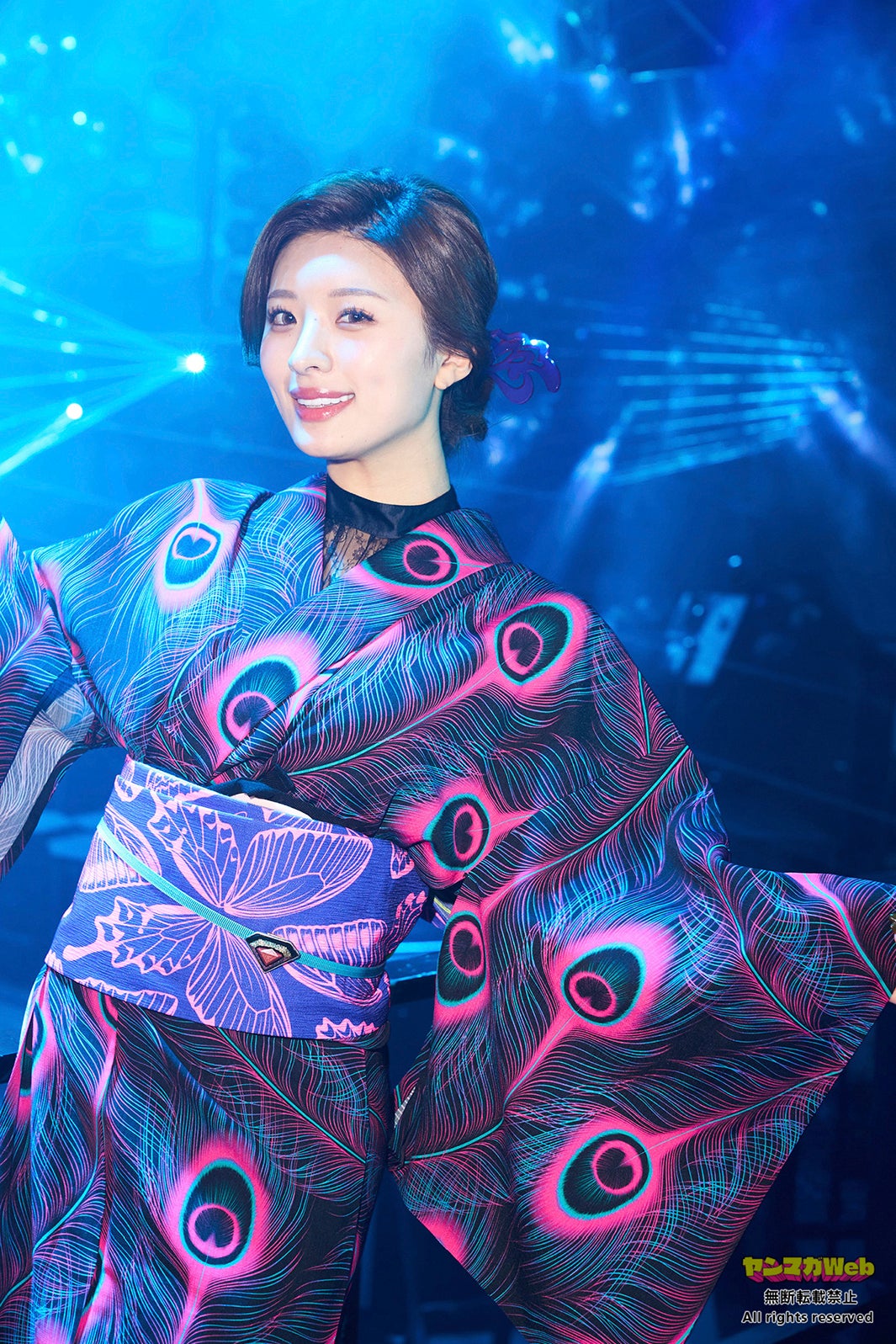 CYBERJAPAN DANCERS・MIYABI、鍛えた圧巻ボディ際立つ大胆ポーズ