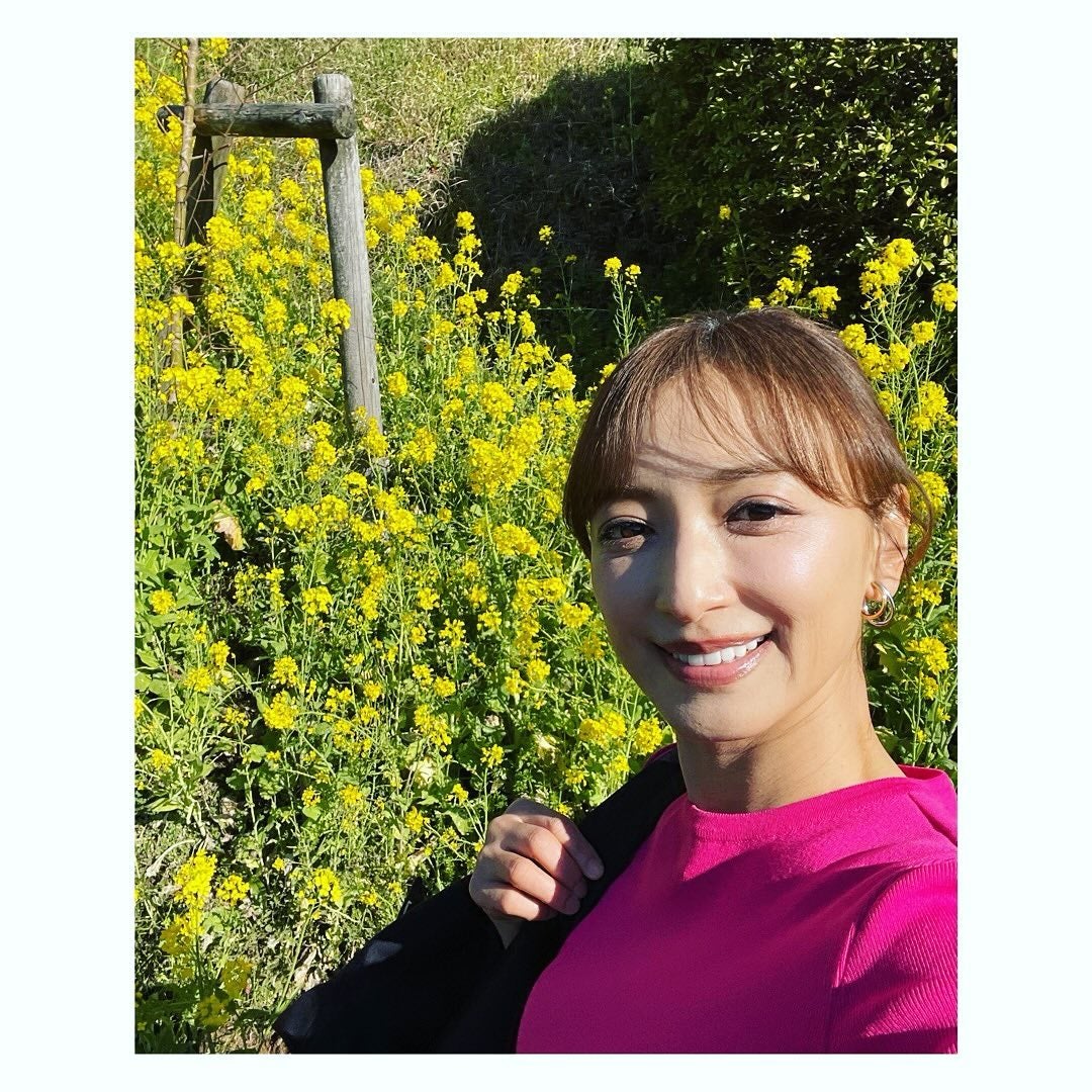 望月理恵アナ、ミニスカで美脚全開 ゴルフルック披露に「綺麗すぎる」「スタイル抜群」と反響