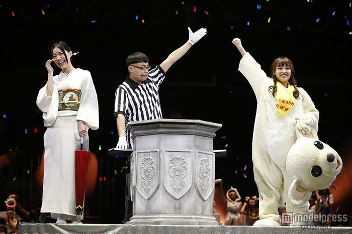 松井珠理奈、小谷里歩/『AKB48グループ じゃんけん大会~拳で勝ち取れ!1/300ソロデビュー争奪戦~』(C)AKS