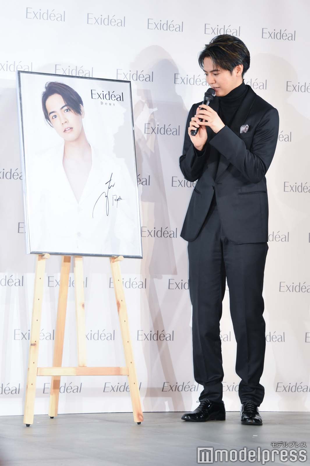 自分のパネルをじっと見つめる片寄涼太 （C）モデルプレス