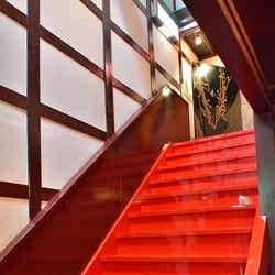 石川県の伝統工芸、輪島塗りの朱階段
