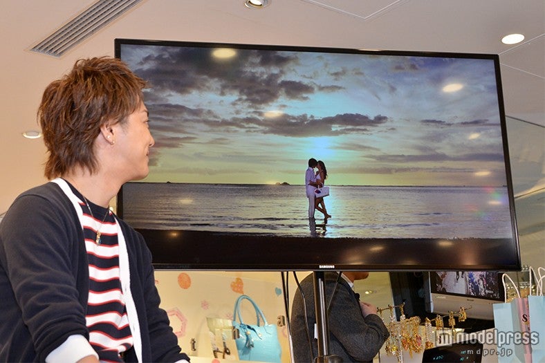 ミランダ・カーとのキスシーンを観るTAKAHIRO