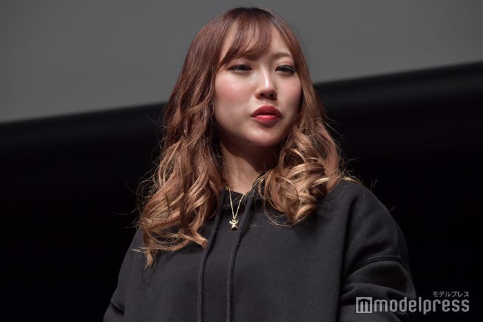 ヒカル購入の“コラボネックレス”を身につけた女性(C)モデルプレス