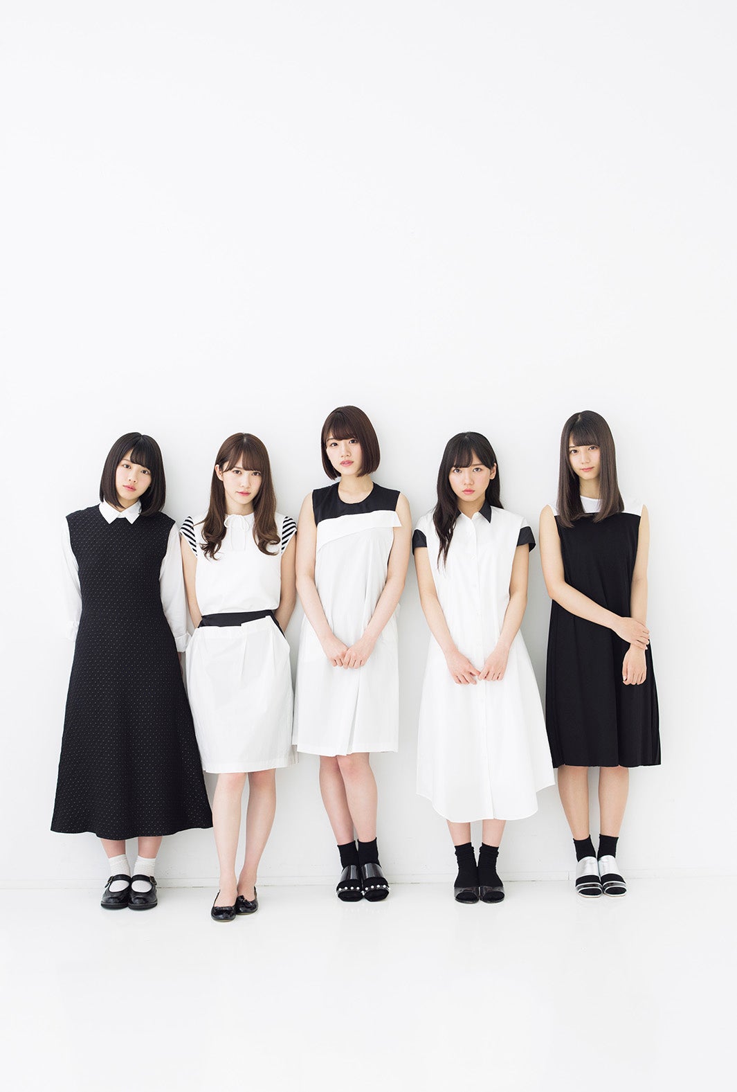 けやき坂46、モノトーンコーデで清楚な魅力