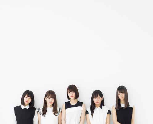 けやき坂46、モノトーンコーデで清楚な魅力