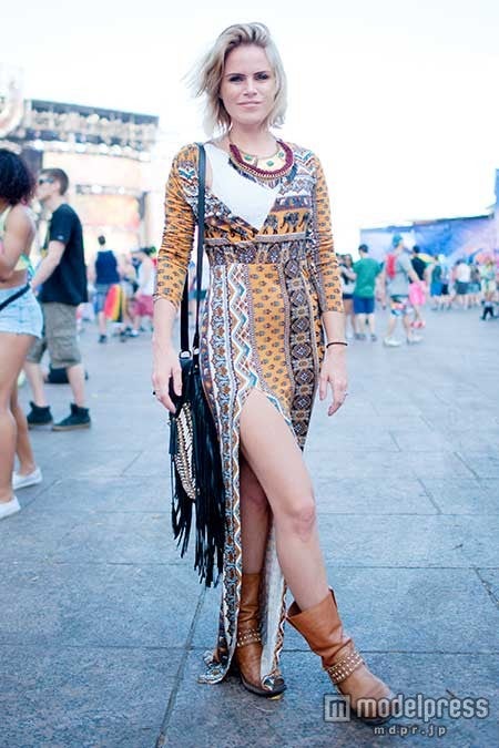 柄物ワンピもブーツとカラーを揃えて統一感