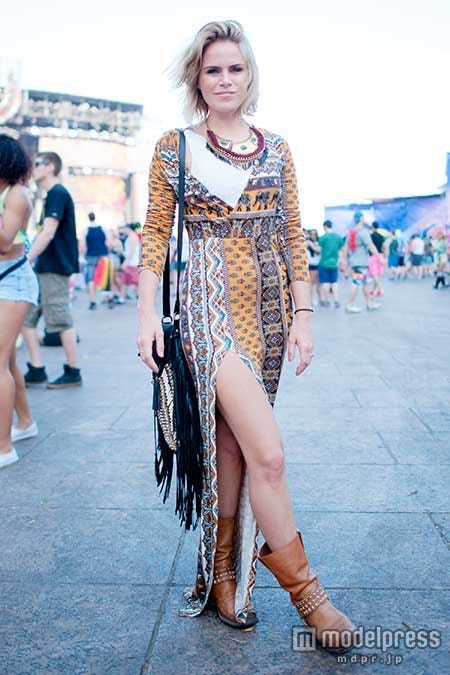 柄物ワンピもブーツとカラーを揃えて統一感