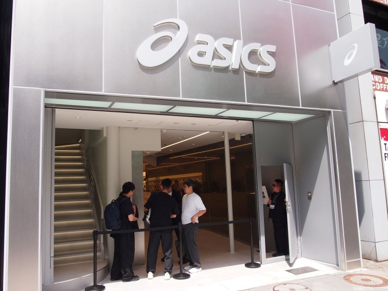 アシックスジャパン 新宿に国内2店目の旗艦店を開設