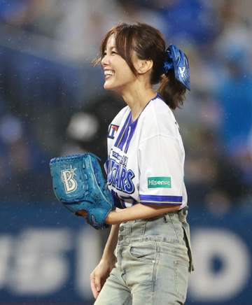 51歳熱烈ベイ党の歌姫 2年連続ノーバンはならず 相川七瀬が始球式 青リボンのポニーテール揺らし投球 両手を振って歓声に応える